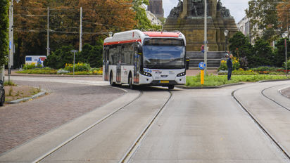 Bus rijdt voor het vredespaleis in Den Haag HTM bus rijdt voor het vredespaleis in Den Haag