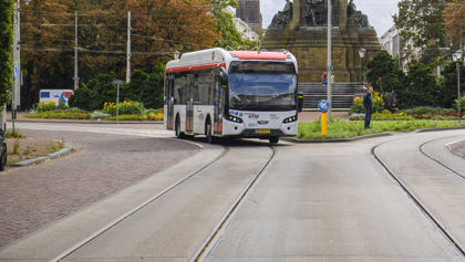Bus rijdt voor het vredespaleis in Den Haag HTM bus rijdt voor het vredespaleis in Den Haag