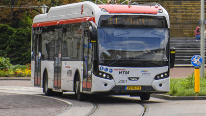 Bus rijdt voor het vredespaleis in Den Haag HTM bus rijdt voor het vredespaleis in Den Haag