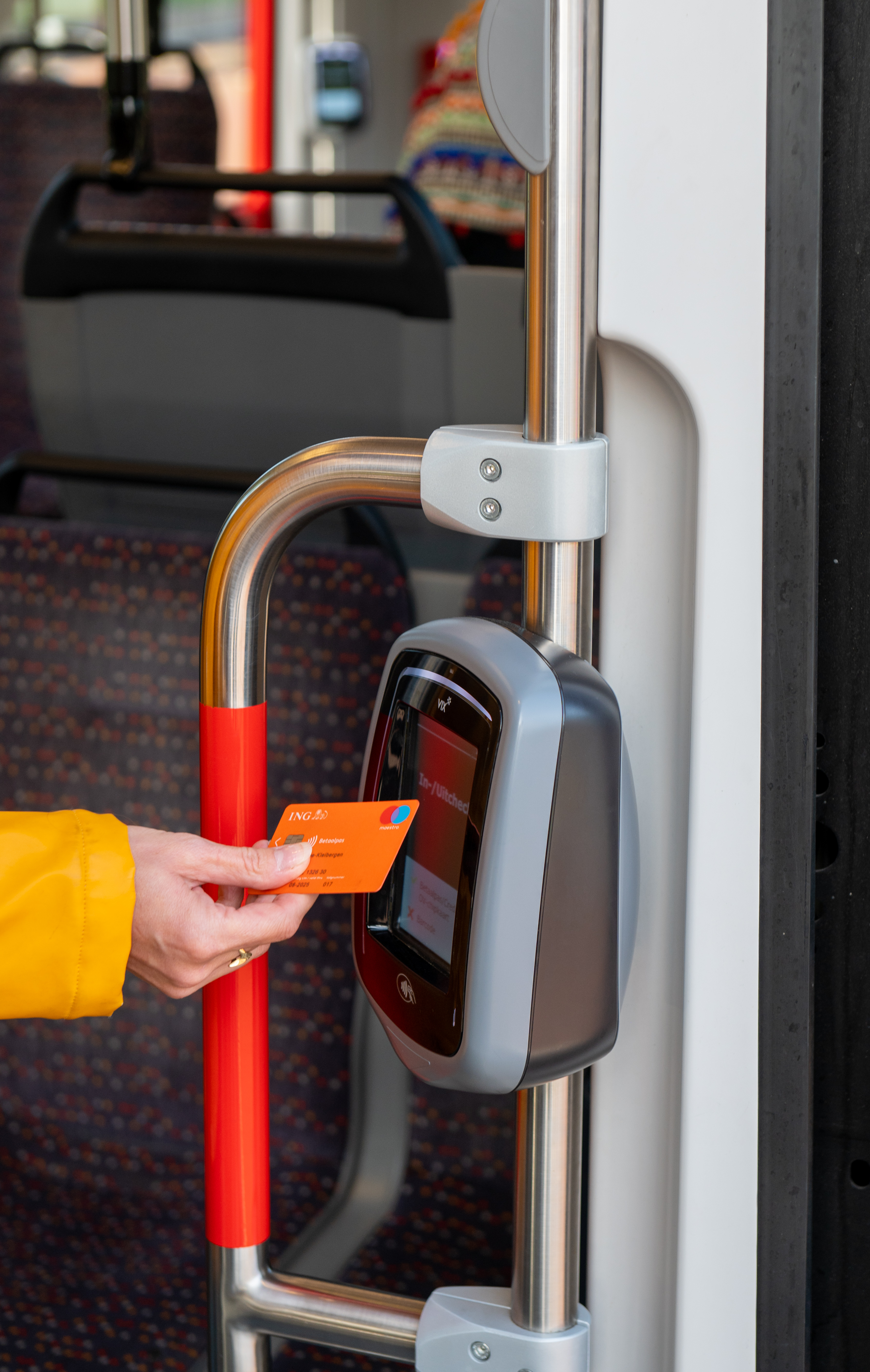 Reiziger checkt uit met OV-pay