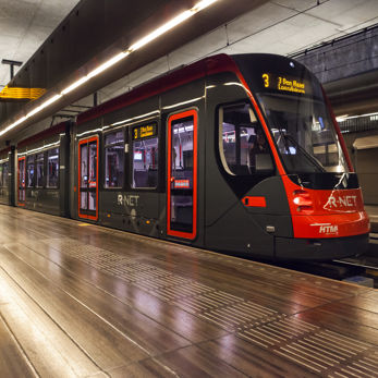 HTM Avenio tram rood/grijs in tramtunnel HTM Avenio tram in tramtunnel