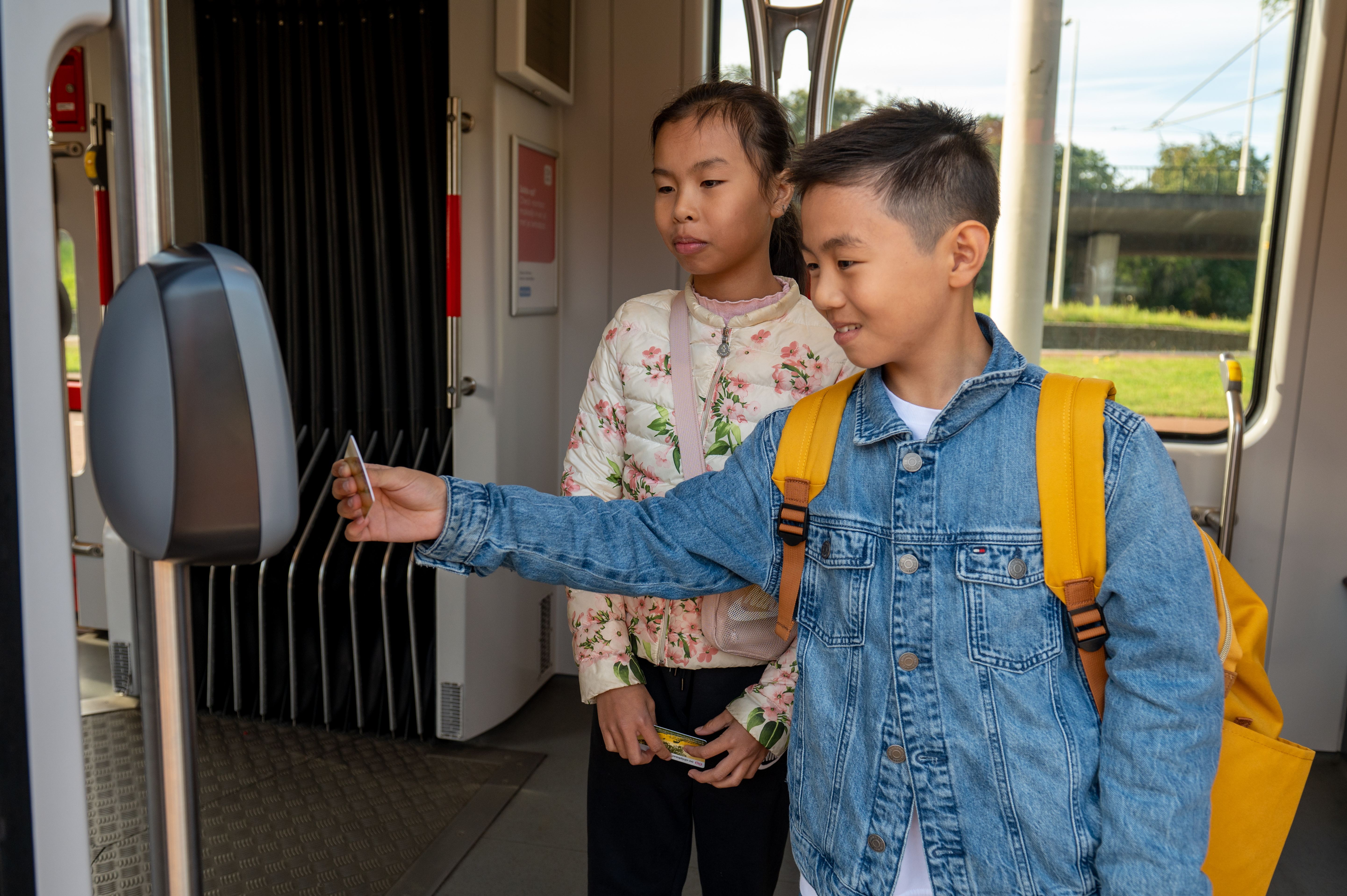 Kind checkt uit in HTM tram