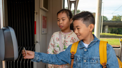 Kind checkt uit in tram Kind checkt uit in HTM tram