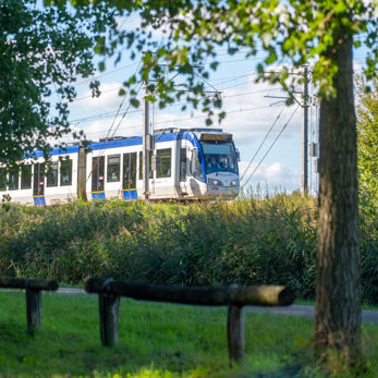 Randstadrail met bomen in het groen Randstadrail met bomen in het groen
