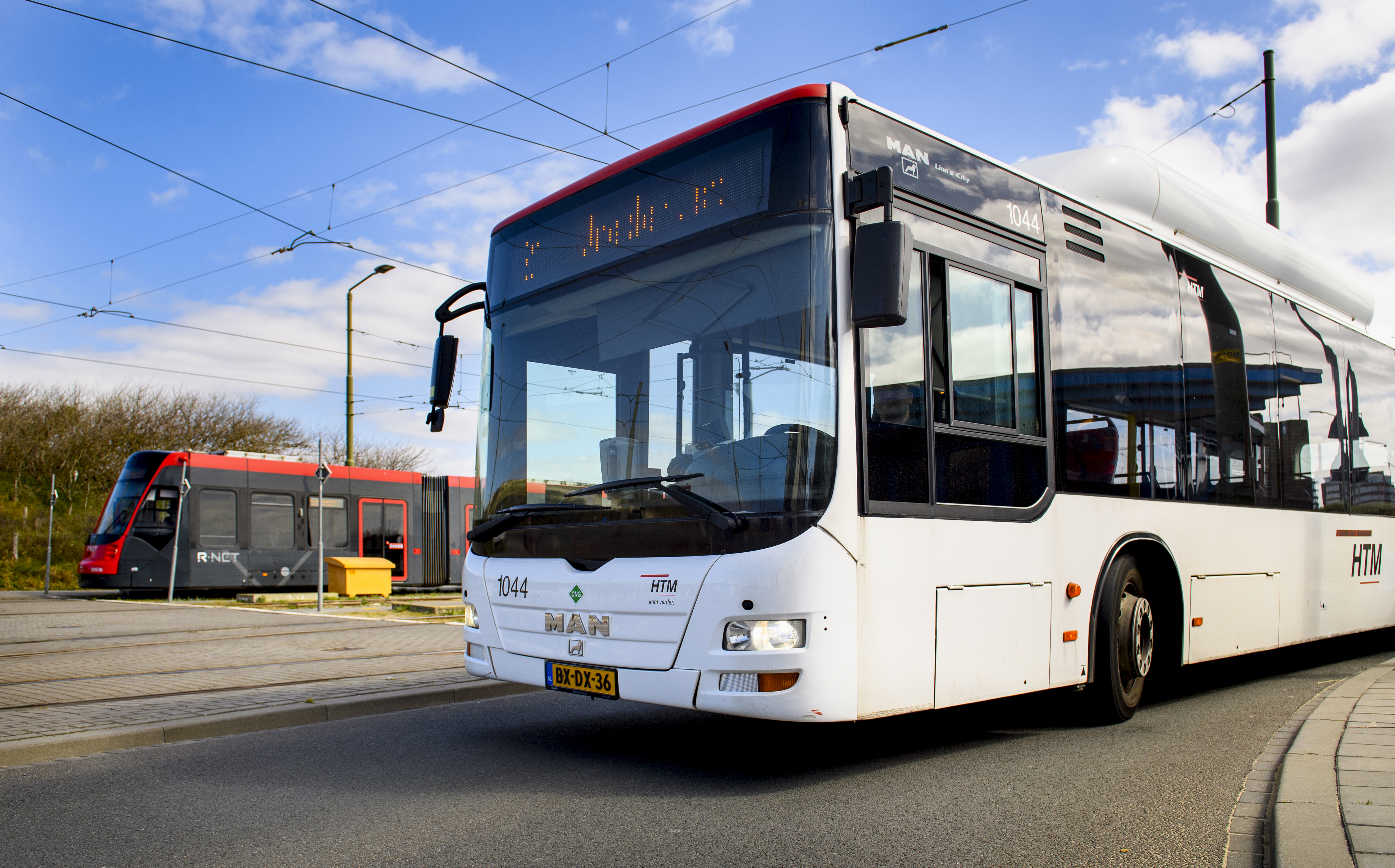 HTM Bus en tram staan naast elkaar op het Zwarte Pad in Scheveningen