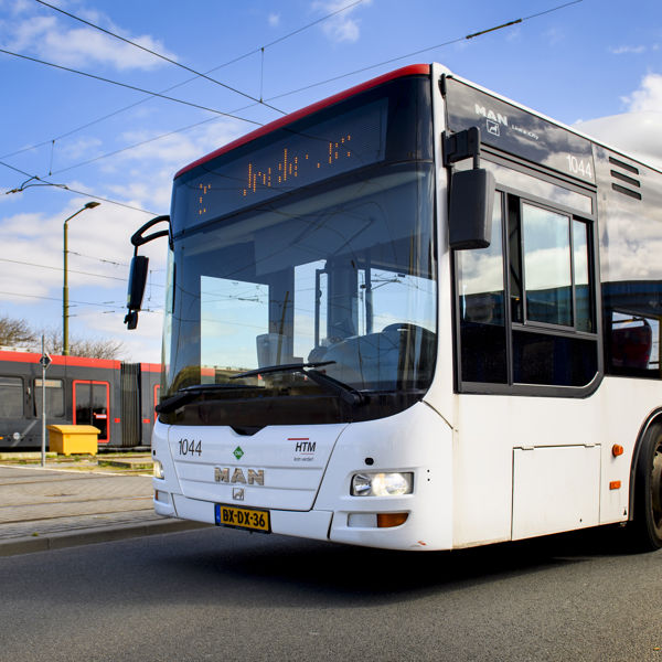 HTM Bus en tram staan naast elkaar op het Zwarte Pad HTM Bus en tram staan naast elkaar op het Zwarte Pad in Scheveningen