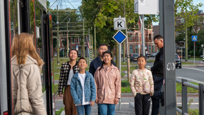Gezin naast HTM tram Gezin loopt naast HTM tram
