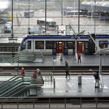 Randstadrail op het tramplatform van station Den Haag Centraal Randstadrail tramplatform station Den Haag Centraal