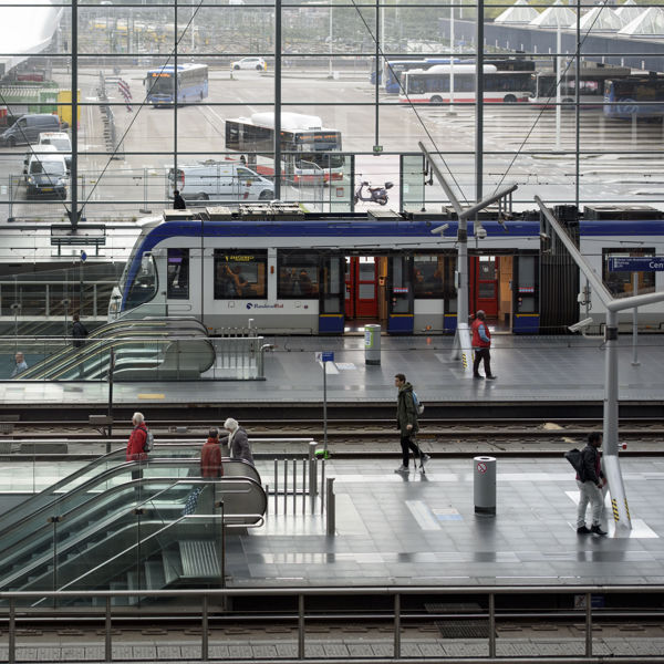 Randstadrail op het tramplatform van station Den Haag Centraal  Randstadrail tramplatform station Den Haag Centraal