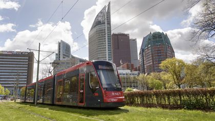 HTM Avenio tram met de skyline van Den Haag op de achtergrond HTM Avenio tram met de skyline van Den Haag op de achtergrond