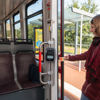 Vrouw checkt in met OV-chipkaart Reiziger checkt in met OV-chipkaart in HTM tram