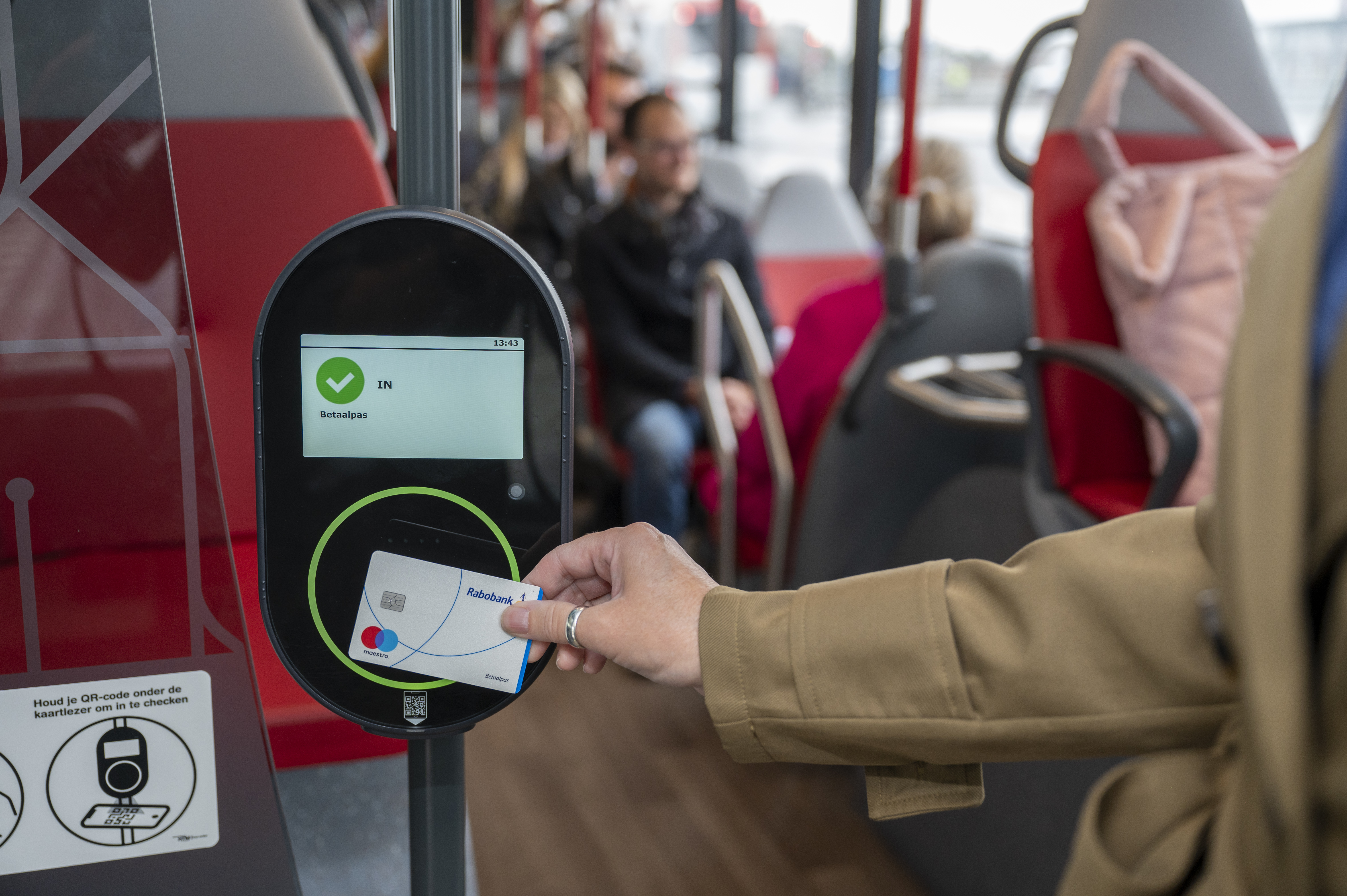 reiziger checkt in met betaalpas in bus 