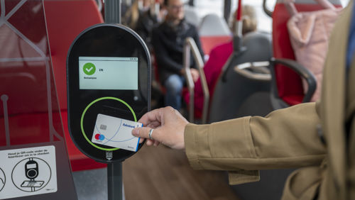 reiziger checkt in met betaalpas in bus reiziger checkt in met betaalpas in bus