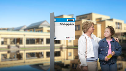 HTM Voorzomer - kleindochter en oma gaan een dagje uit met tram en bus in den Haag HTM Voorzomer - kleindochter en oma gaan een dagje uit met tram en bus in den Haag