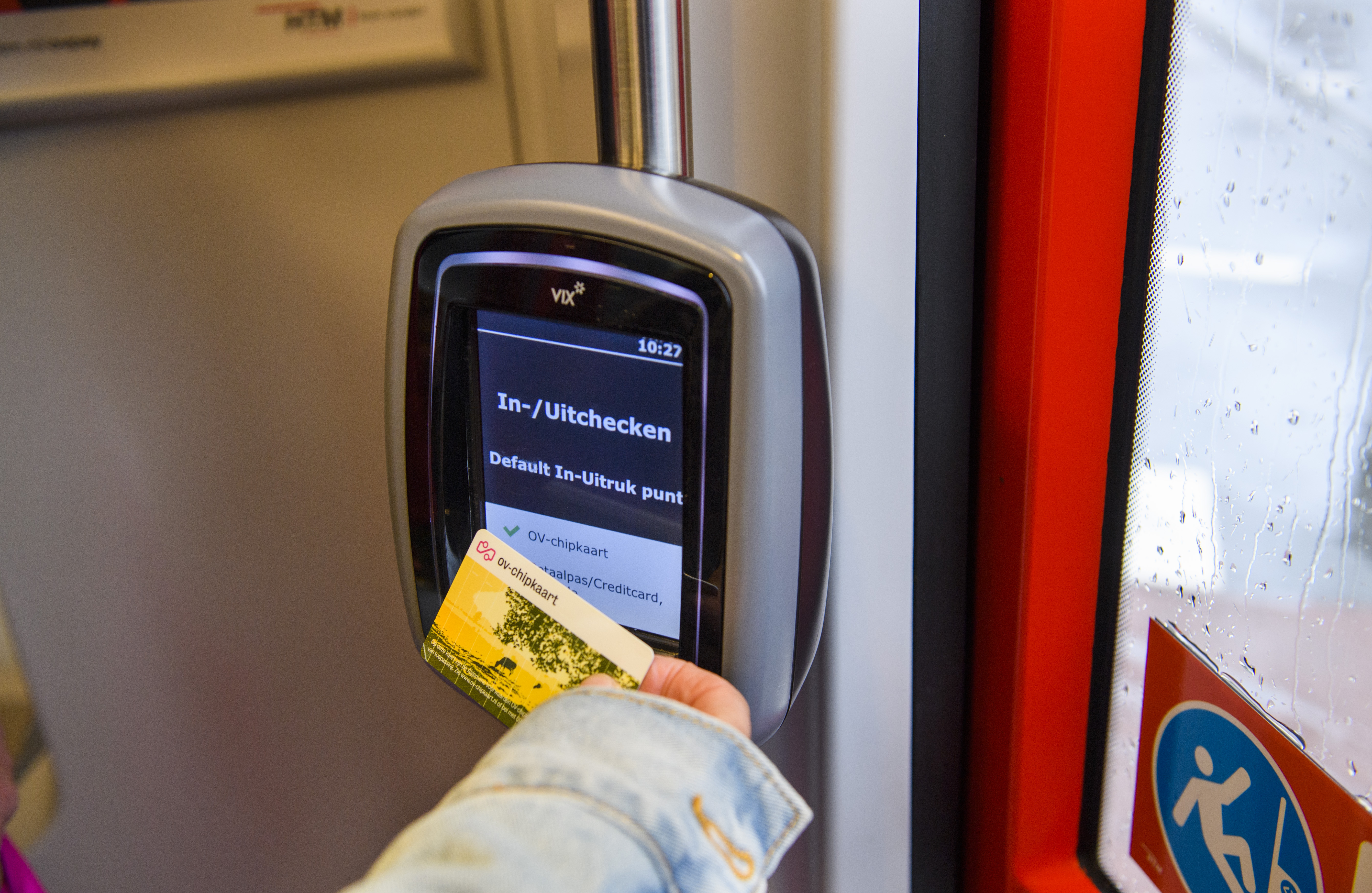 HTM reiziger checkt uit met OV-chipkaart in een HTM tram