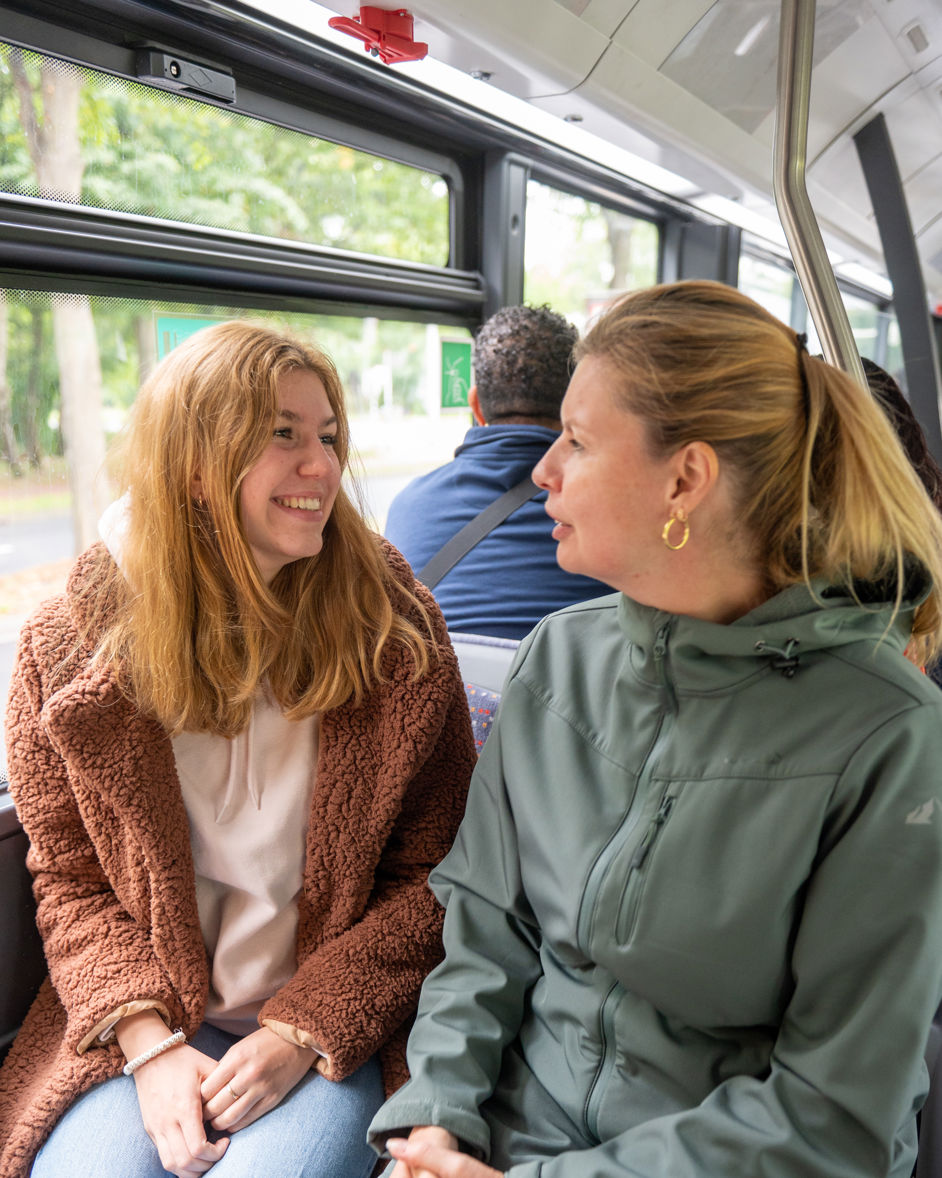 Reizigers zitten in HTM bus Reizigers zitten in HTM bus en kijken naar elkaar