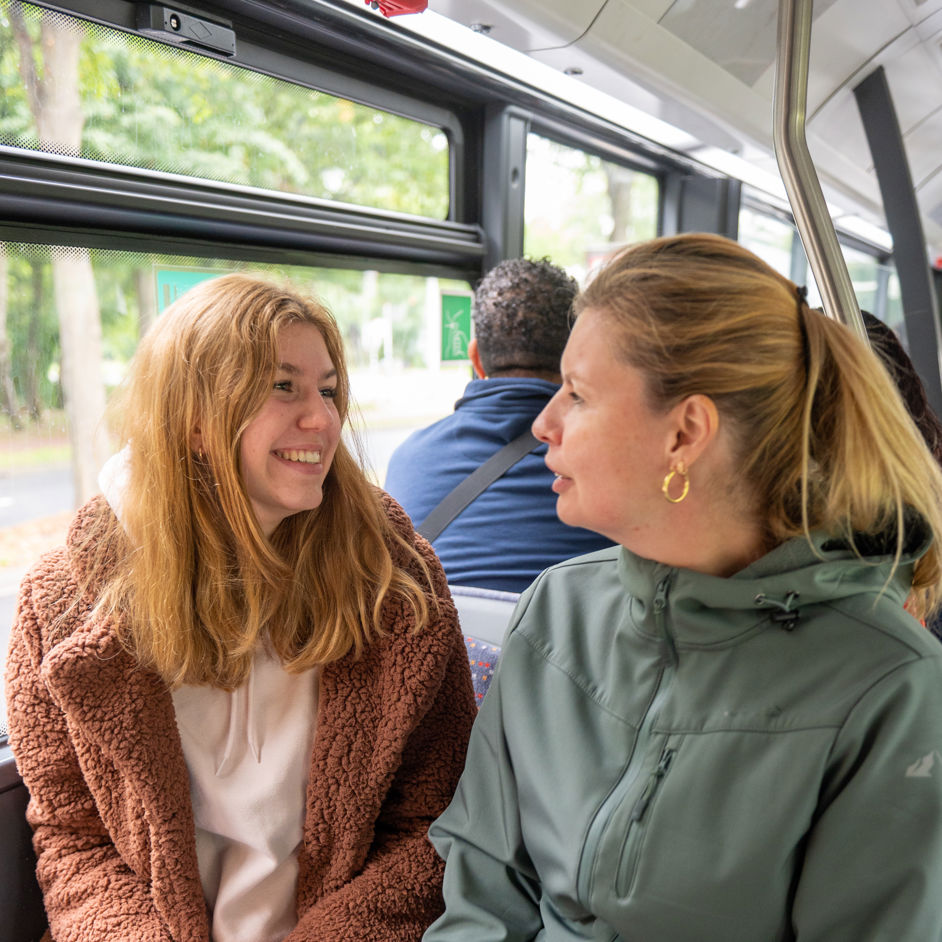 Reizigers zitten in HTM bus  Reizigers zitten in HTM bus en kijken naar elkaar