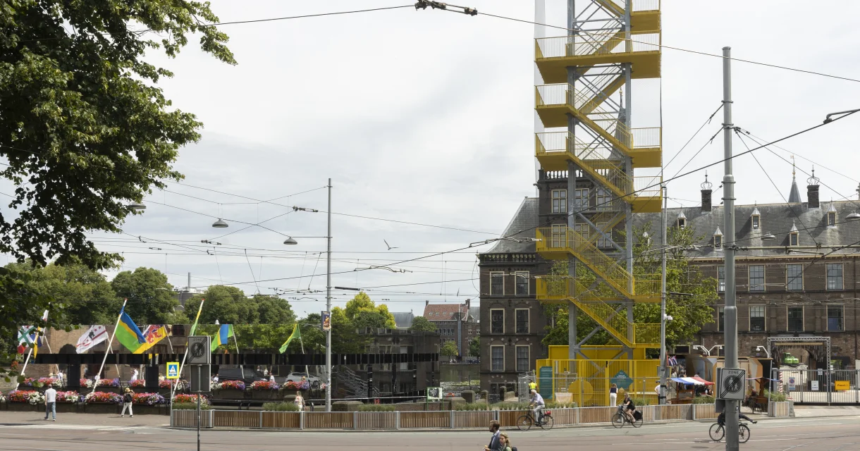 beeld van uitkijktoren voor het binnenhof