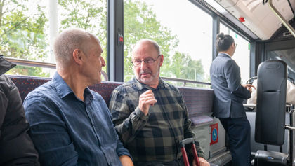 Reizigers zitten in HTM bus  Reizigers zitten in HTM bus en kijken naar elkaar