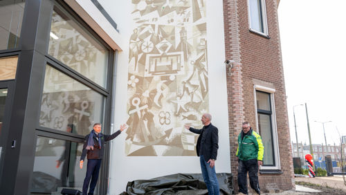 Simon Fortuyn (regiobestuurder MRDH) en Rien Heilbron (directeur Techniek HTM) onthulden een door Guido Pera gemaakt kunstwerk op de muur van de remise Simon Fortuyn (regiobestuurder MRDH) en Rien Heilbron (directeur Techniek) onthulden een door Guido Pera gemaakt kunstwerk op de muur van de remise