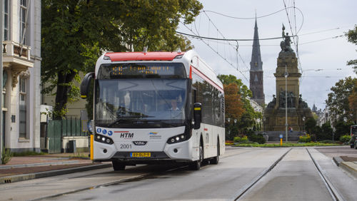 Bus rijdt voor het vredespaleis in Den Haag HTM bus rijdt voor het vredespaleis in Den Haag
