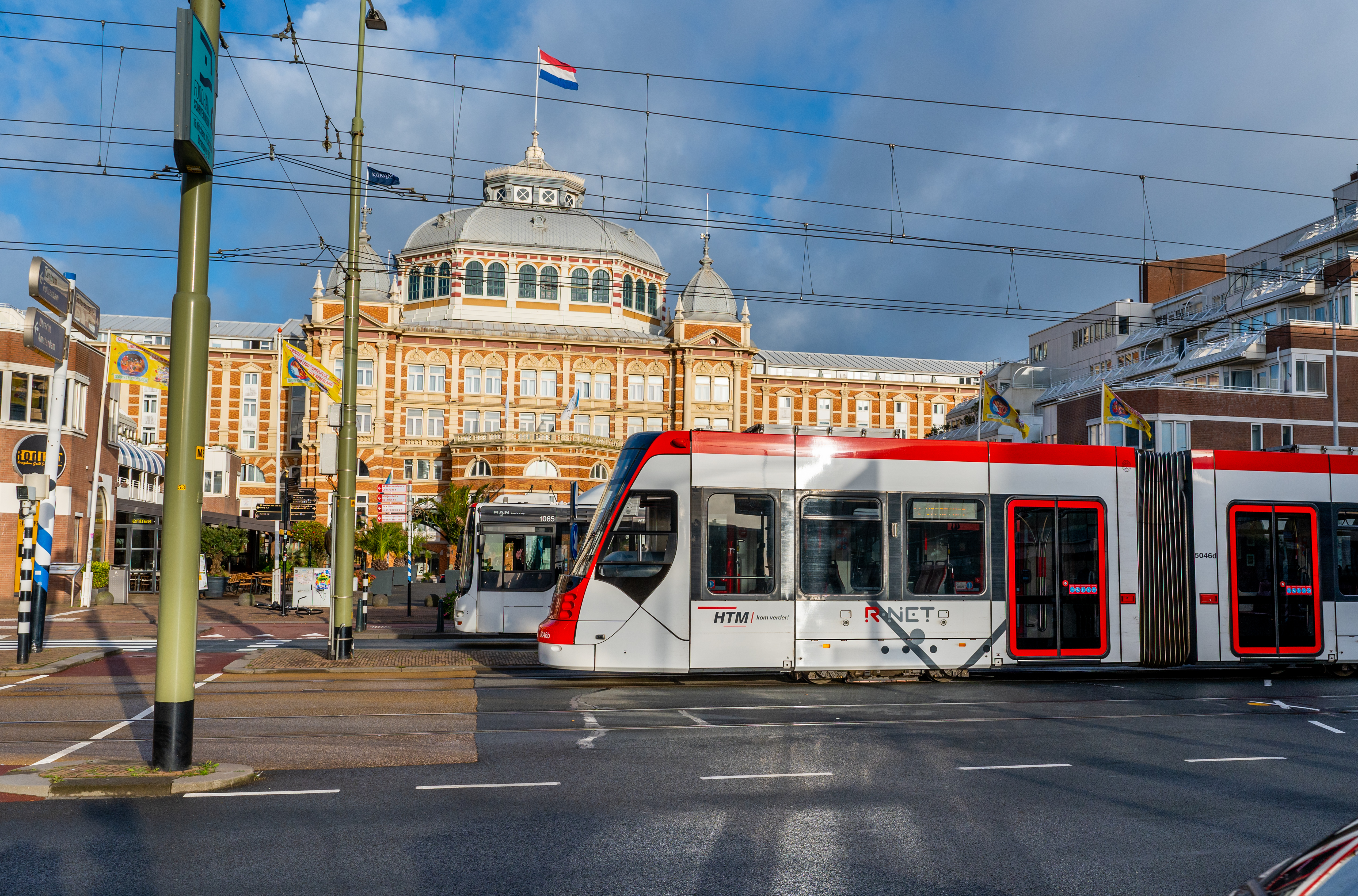 HTM Avenio rood-wit en bus bij het Kurhaus