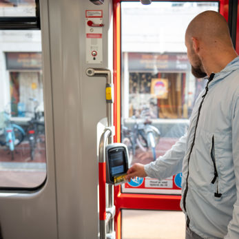 Man checkt in met OV-chipkaart Reiziger checkt in met OV-chipkaart