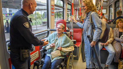 OV controle voor reiziger in rolstoel Reiziger in rolstoel wordt gecontroleerd door HTM BOA in HTM tram