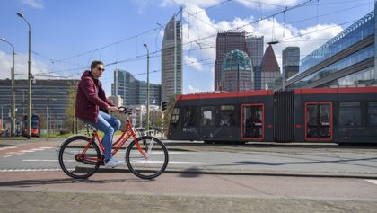 Reiziger rijdt op HTM fiets Reiziger rijdt op HTM fiets